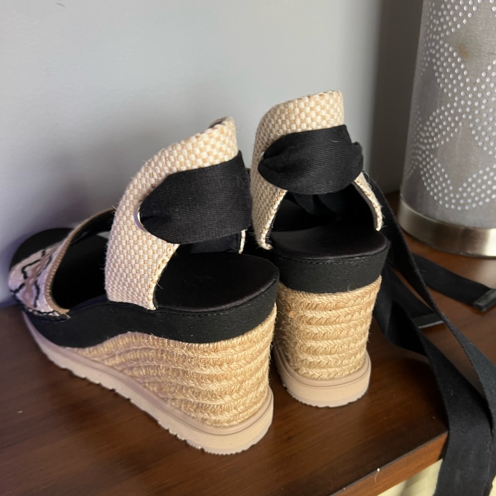 New with stickers ugg wedge sandals - Picture 5 of 7